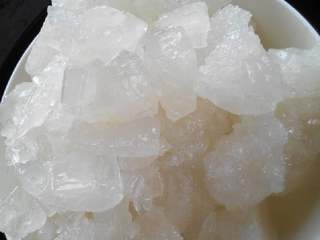 1、冰糖炖柠檬#健康美颜餐#,把大块的冰糖放微波炉叮30秒，敲成碎末