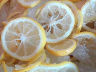 3、冰糖炖柠檬#健康美颜餐#,把切片的柠檬去籽后，放到锅里，一层柠檬一层冰糖碎码好