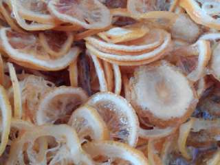 4、冰糖炖柠檬#健康美颜餐#,隔水炖10小时以上，这是已经炖了2个钟的