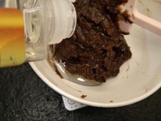 6、红糖枣泥蛋糕,加入40g无味植物油