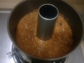 22、红糖枣泥蛋糕,震一下，撒上装饰白芝麻