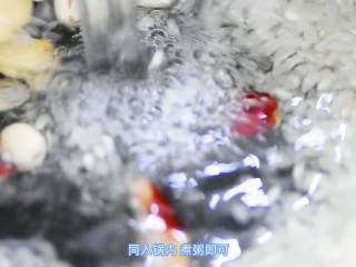 7、百合药食两用，大有不同,材料一同入锅内，煮粥即可。