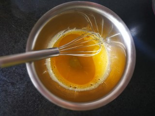 2、原味戚风蛋糕,加入玉米油拌匀。