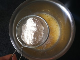 5、原味戚风蛋糕,低筋面粉过筛加入到蛋黄盆里，这样更容易搅拌均匀且面糊更细腻，成品会更绵软。