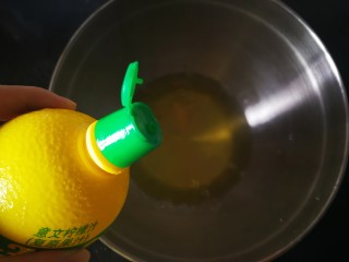 7、原味戚风蛋糕,加几滴柠檬汁入蛋清盆里，没有柠檬汁的可以加几滴白醋，目的是为了去腥且使面糊性状更稳定。