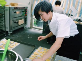 10、舌尖上的G20--澳洲站精彩回顾,小心守护星儿们做的饼干，送进烤箱烤制。