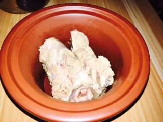 4、拆骨肉袋,沥干水分放入电沙锅