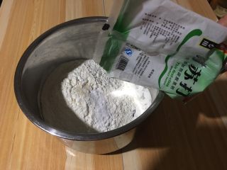 8、拆骨肉袋,放1g小苏打