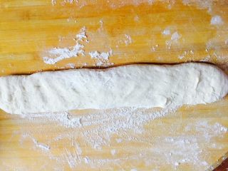 13、拆骨肉袋,揉成长条状按扁