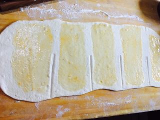 15、拆骨肉袋,12厘米宽间距刷油、用筷子压出痕迹