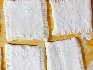 17、拆骨肉袋,用饭叉子将切开的两个边压实封口