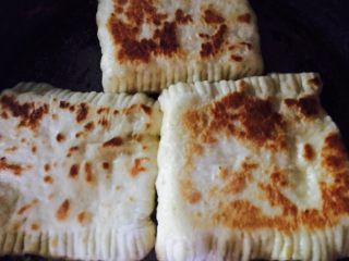 20、拆骨肉袋,再次翻面刷油至两面金黄即可出锅