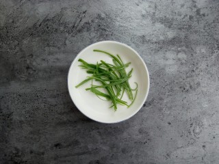 10、清蒸金昌鱼,葱叶切丝