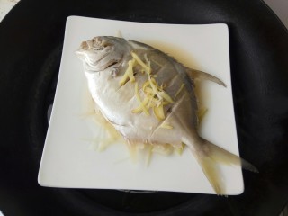 11、清蒸金昌鱼,蒸熟后取出