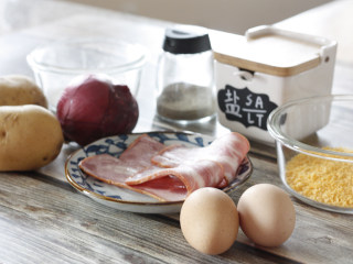 1、コロッケ日式可乐饼,首先准备好所有材料，土豆可以根据土豆大小进行调整，2个中等大小土豆可以做6个左右的可乐饼