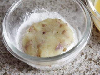 9、コロッケ日式可乐饼,将土豆饼沾上一层淀粉，我用的玉米淀粉，其他淀粉或者面粉也是一样的