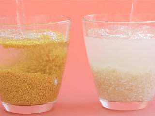 1、橙香米糕,双米提前分开浸泡，小米浸泡一晚上，大米是浸泡1小时 。