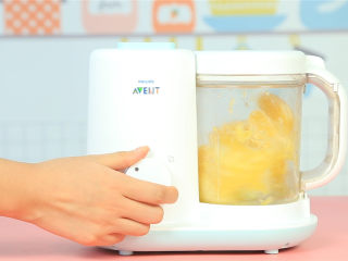 3、橙香米糕,橙子放入辅食机，搅打出橙汁。 