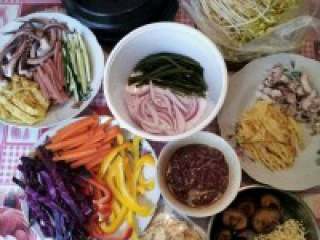 1、韩国石锅拌饭,根据自己喜好选择食材，把所有食材都切好备用。