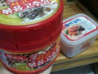 2、韩国石锅拌饭, 原产国韩国辣椒酱和泡菜。