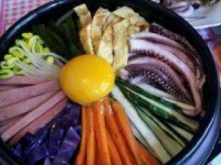 3、韩国石锅拌饭,摆盘加适量水。