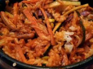 5、韩国石锅拌饭,拌好了就开始吃了。