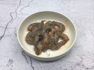 2、做年货 家宴小炒 爆汁虾仁冬笋,剥去虾头和虾壳，挑出虾线。