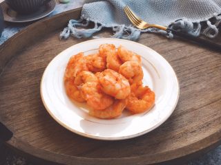 5、做年货 家宴小炒 爆汁虾仁冬笋,炒好的虾仁备用。