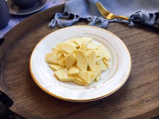 9、做年货 家宴小炒 爆汁虾仁冬笋,切成薄片。