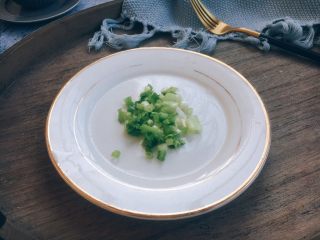 12、做年货 家宴小炒 爆汁虾仁冬笋,准备好葱花。