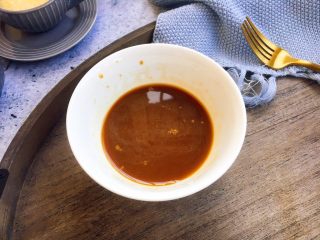 13、做年货 家宴小炒 爆汁虾仁冬笋,调制碗汁：生抽1小勺、料酒1勺、白胡椒粉少许、蚝油1小勺、盐少许、水1勺、淀粉1勺，调匀备用。