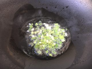 14、做年货 家宴小炒 爆汁虾仁冬笋,热锅凉油放入葱花。