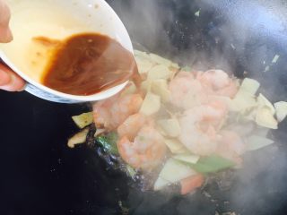 17、做年货 家宴小炒 爆汁虾仁冬笋,倒入准备好的碗汁。