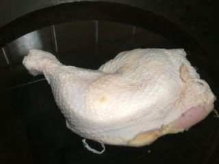 2、胡萝卜玉米炖鸡汤,买回来的鸡腿清洗干净后，在清水中浸泡两小时以上，中途多换清水泡去血水去腥，然后放入凉水锅中进行焯水