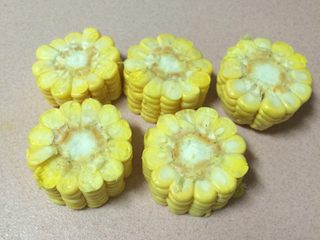 7、胡萝卜玉米炖鸡汤,然后切成小块备用