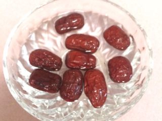 8、胡萝卜玉米炖鸡汤,红枣里倒入适量盐清洗干净
