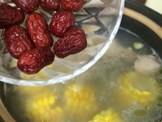 12、胡萝卜玉米炖鸡汤,30分钟后加入红枣继续炖至40分钟