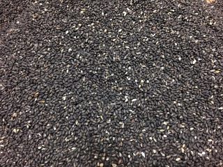 3、田艾印粿,黑芝麻炒熟。