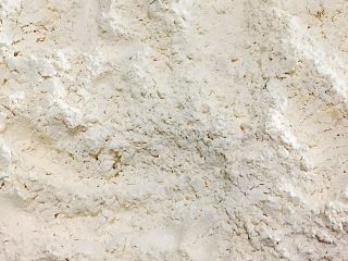 5、田艾印粿,取200克粘米粉炒熟,放凉!