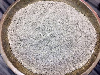 6、田艾印粿,取三分之二的黑芝麻碎,白砂糖,熟粘米粉混合。备用!