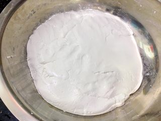 7、田艾印粿,取3包糯米粉加适量的水混合成团!