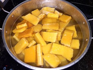 8、田艾印粿,4斤片糖加入适量清水煮至糖溶化。