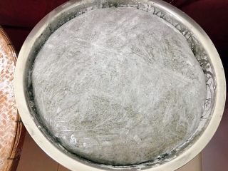11、田艾印粿,揉成面团,盖上保鲜膜和温热的毛巾,待用!