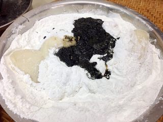 10、田艾印粿,取7包糯米粉倒入盆中,加入蒸好的糯米面团和田艾芝麻浆!