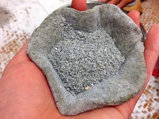 12、田艾印粿,取70克面团,包入一汤勺芝麻馅!