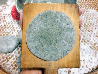 14、田艾印粿,放入印模中按开。