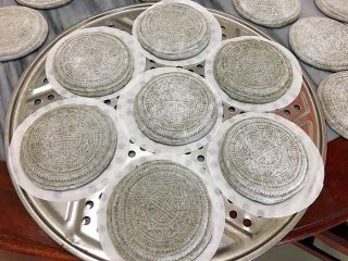 16、田艾印粿,垫上油纸,热水上锅蒸10分钟!