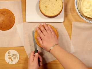 2、瑞士奶油霜 - 彩虹抹面蛋糕,2、出炉完全冷却后，把蛋糕的顶部切掉切平