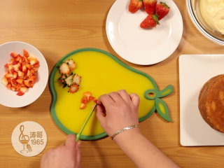 5、瑞士奶油霜 - 彩虹抹面蛋糕,5、接着把事先洗干净沥干水的草莓去蒂后切成小粒备用