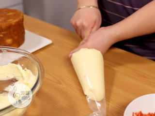 6、瑞士奶油霜 - 彩虹抹面蛋糕,6、然后把奶油霜装进裱花袋里备用